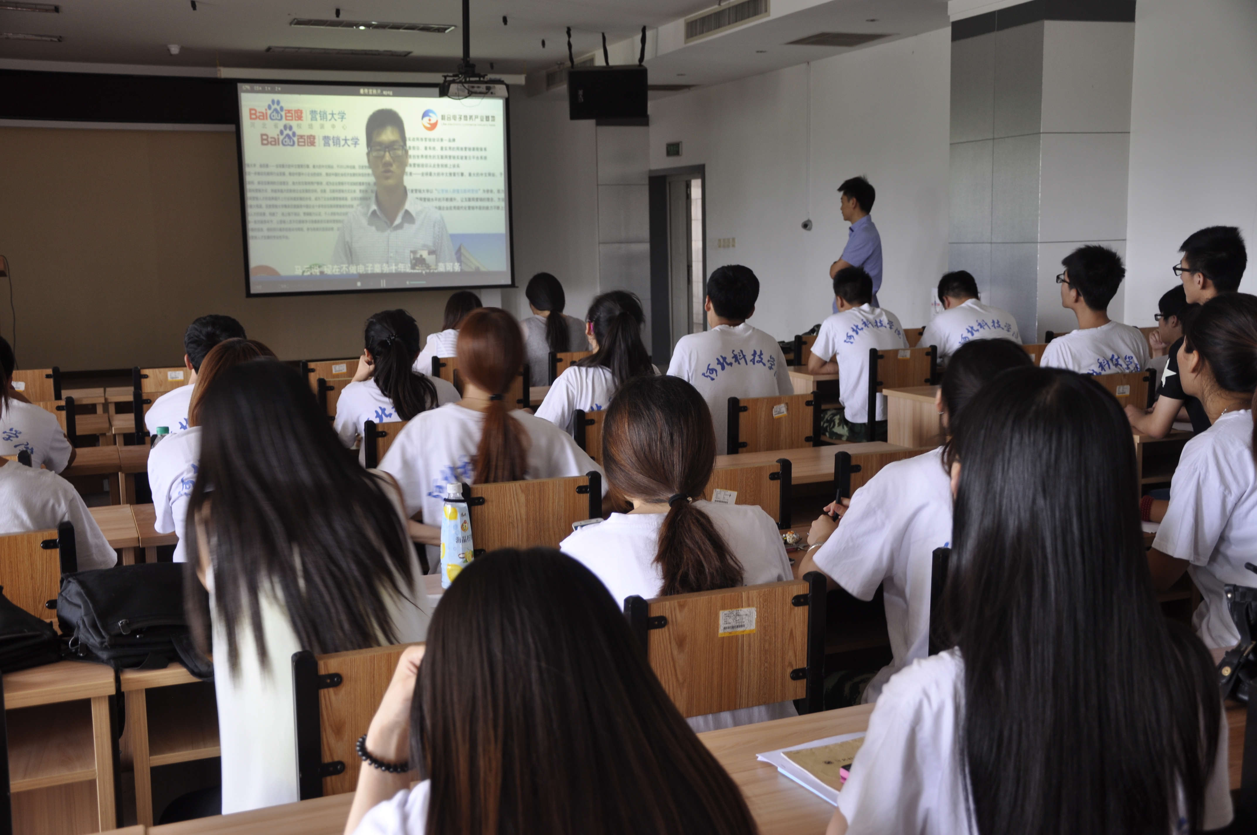 河北华银集团领导为我系学子作就业形势报告