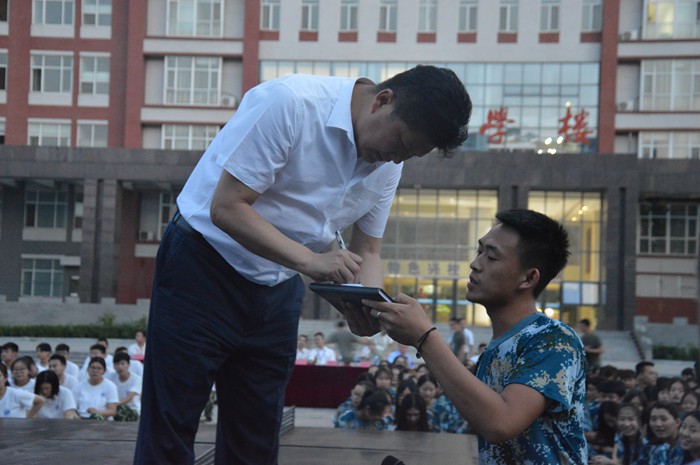 周虎震教授在UG环球官网举办报告会