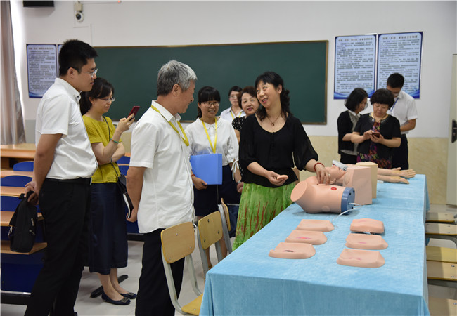 省卫计委专家组对UG环球官网护理专业和助产专业