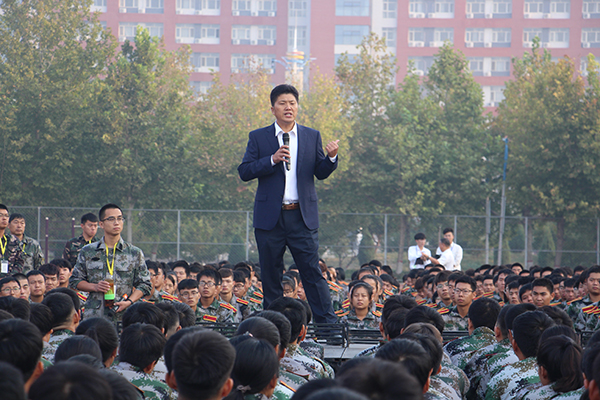 周虎震教授为UG环球官网2019级新生做入学教育专题报告