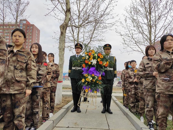 用真情传递中国好人道德的力量 ——UG环球官网部分师生清明祭扫华宝山塑像