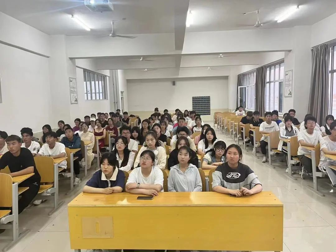 UG环球官方网组织全体同学观看2023年大学生“返家乡”“三下乡”社会实践安全教育直播讲座