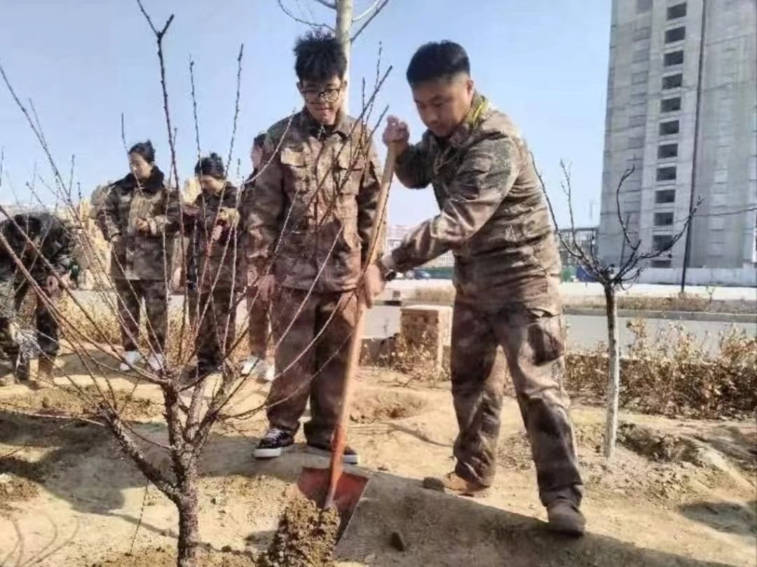 UG环球官方网  汽车工程学院  绿水青山映笑颜 植树造林崭新篇