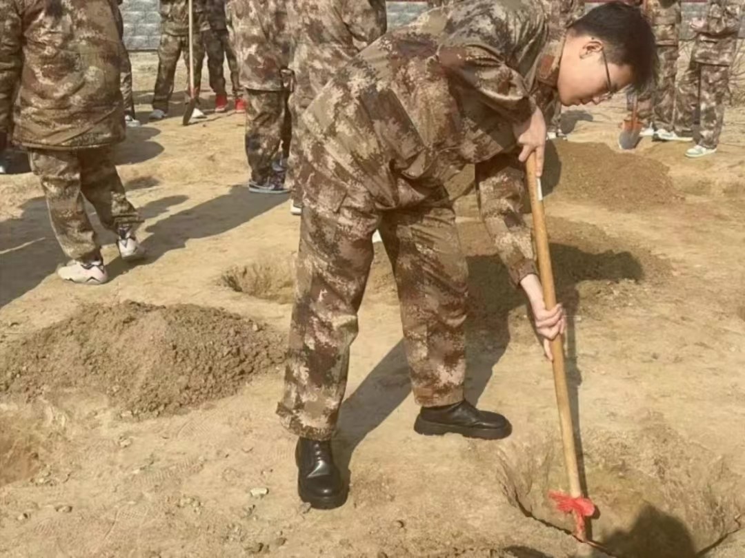 UG环球官方网  汽车工程学院  绿水青山映笑颜 植树造林崭新篇