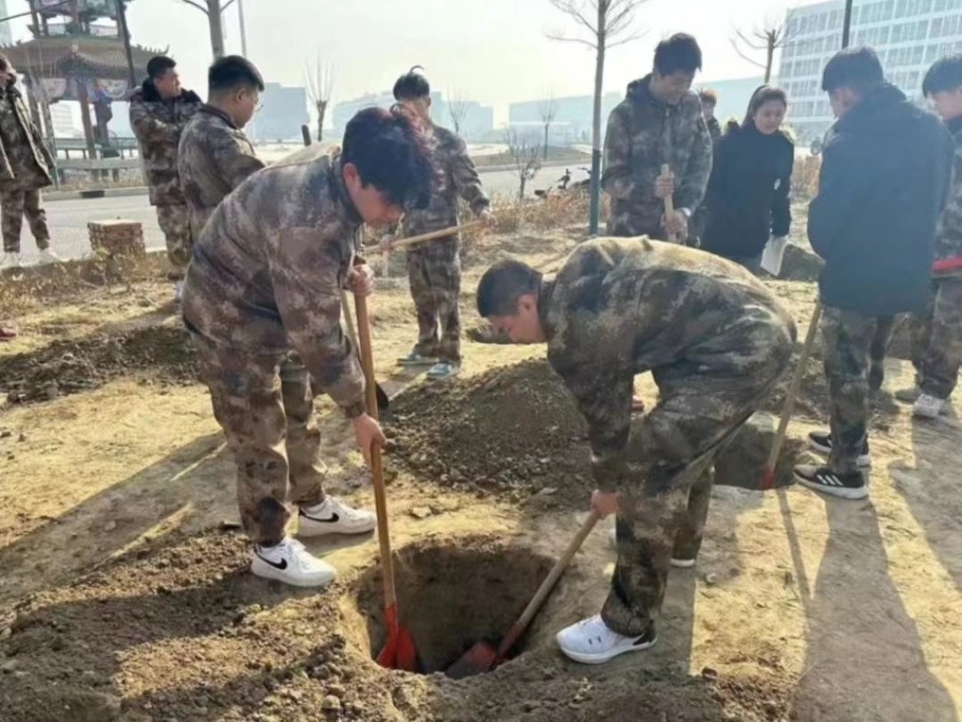 UG环球官方网  汽车工程学院  绿水青山映笑颜 植树造林崭新篇