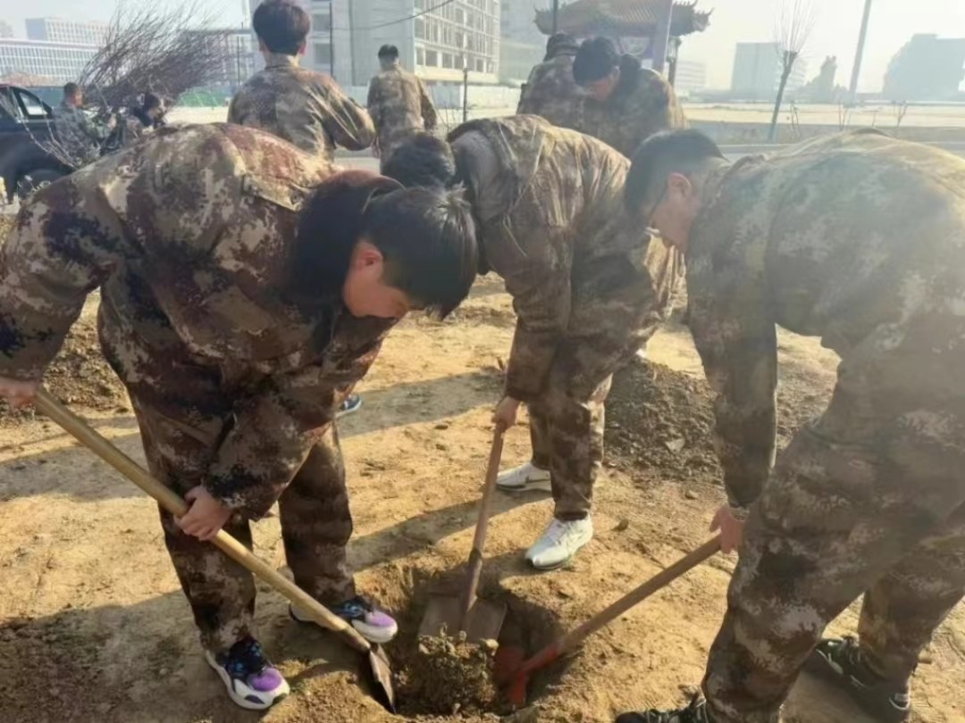 UG环球官方网  汽车工程学院  绿水青山映笑颜 植树造林崭新篇