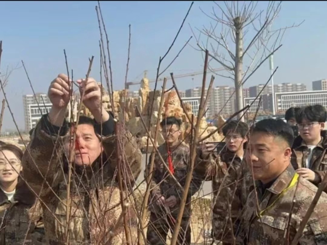 UG环球官方网  汽车工程学院  绿水青山映笑颜 植树造林崭新篇