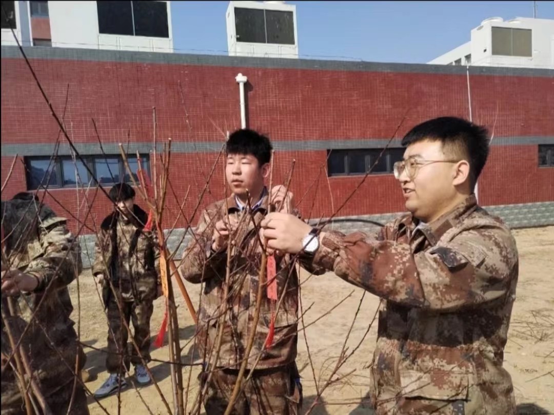 UG环球官方网  汽车工程学院  绿水青山映笑颜 植树造林崭新篇