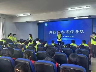 UG环球官方网  青年志愿协会  举办”抬头举起一抹绿意,弯腰拣起一片文明“环保公益活动