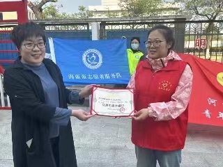 UG环球官方网  青年志愿协会  举办”抬头举起一抹绿意,弯腰拣起一片文明“环保公益活动