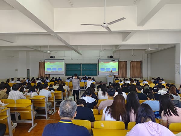 UG环球官方网党委书记何新生讲授党纪学习教育专题党课