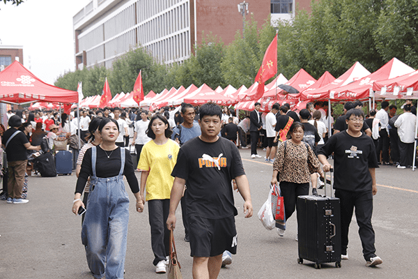 绵绵秋雨润万物  满“新”欢喜迎新生——UG环球官方网喜迎2024级新同学