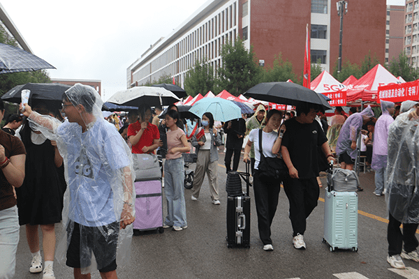 绵绵秋雨润万物  满“新”欢喜迎新生——UG环球官方网喜迎2024级新同学