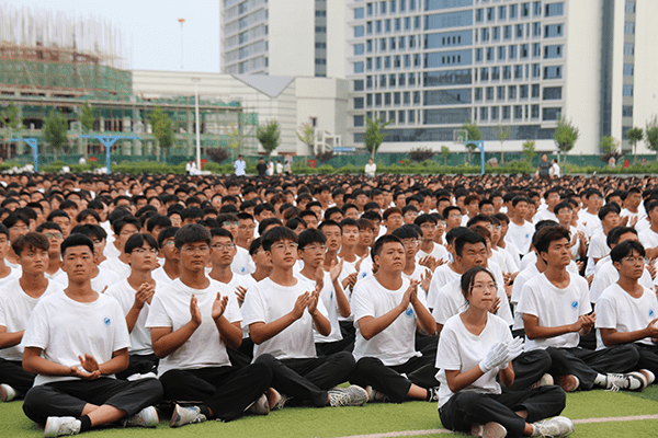 逐梦开学季·感恩教师节——UG环球官方网隆重举办2024级新生开学典礼暨第40个教师节庆祝大会